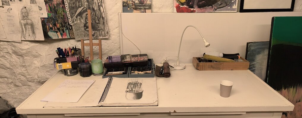 Joackim Schou Dahle in de studio: Here I sit, updating Singulart or doing other tasks like drawing.
