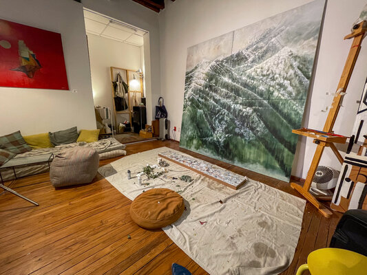 Begoña Colomar in de studio: Sutdio showcasing A Silence From Above finished