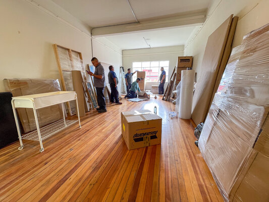 Begoña Colomar in de studio: Professional movers in the works wrapping my artwork