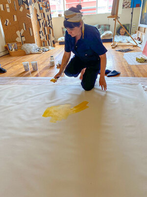 Begoña Colomar in de studio: First brush strokes on collaborative piece