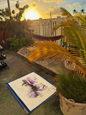 Anika Kuntze en el estudio: I love working at sunset it inspires the colors and flow of my pieces