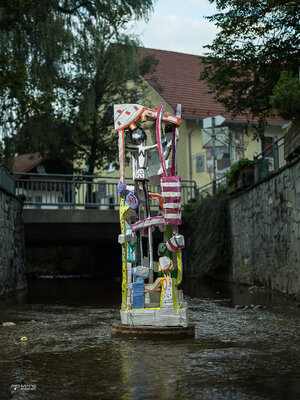Terence Carr im Studio: Stop the World; Lime wood.  200x60x60 cms
