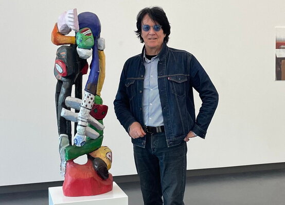 Terence Carr im Studio: Riding the Rainbow Train ; Aluminium  125x35x30 cms  Original in Serie