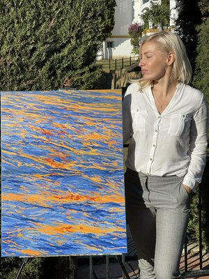 Ulyana Korol in the Studio: Ulyana with her new painting “Before falling asleep”