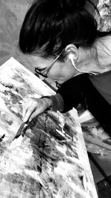 Margarethe von Billow in de studio: Margarethe von Billow working on an abstract.