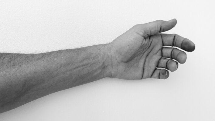 Mark Pinto im Studio: With this arm, hand, and fingers; I press into my art.