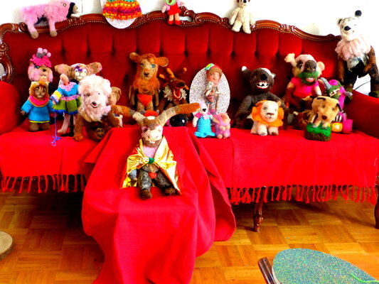 Sandra Fritz in the Studio: "Plötzlich saßen sie alle stolz auf dem  roten Sofa  (das musste ich einfach fotografieren!:))"