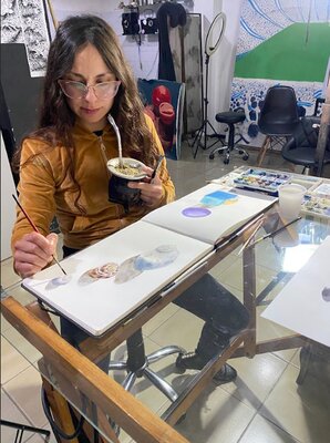 Clara Eder dans le studio: Pintando en mi  sketchbook