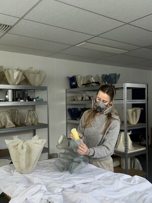 Emilie Jensen en el estudio: Each edge is polished to a smooth finish, reflecting the care and attention poured into every detail.