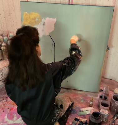 Stefani Tounsi in the Studio: Ein leiser Moment im Atelier, in dem Kunst Form annimmt.
