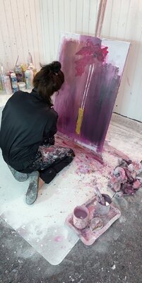 Stefani Tounsi in the Studio: Der Boden voller Spuren, die Leinwand voller Seele.
