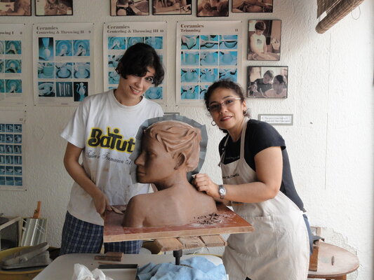 Camila Mejía en el estudio: Preparando la escultura para hacer molde . Curso de 8 meses con la ceramista Sandra Castillo. 2012 Proyecto, Autorretrato.