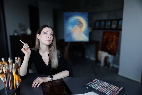 Olga Falk in the Studio: Where the quiet dialogue between light and soul begins.
