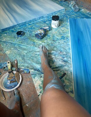 Isabel Salas in the Studio: Hola! Mi estudio es la parte de arriba de mi casa. Vivo en la montaña y la naturaleza me encanta, es por eso yo creo que disfruto mucho sintiendo con mis manos la textura de la pintura. Y... al final muchas partes de mí se pintan. Es un proceso creat