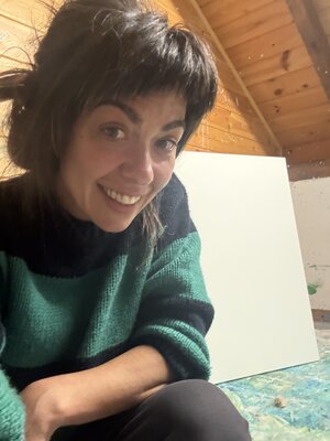 Isabel Salas in the Studio: A veces subo al estudio con mi ropa de calle para ver y sentir y darme cuenta que quiero volver y continuar pintando. Este es uno de esos ejemplos., y mi cara feliz expresa lo mucho que disfruto en mi terapia personal artística.