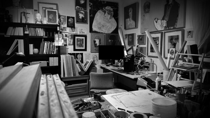 Tawfiq Chichani dans le studio: Mon atelier est un espace de recherche où les portraits, les livres et les outils de création dialoguent constamment sur les murs et les surfaces de travail.