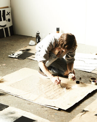 Tanja Oppel nello studio: painting lines