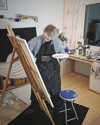 Tanja Arnold dans le studio: Beim Malen