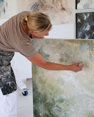 Karin Cutler dans le studio: Building layers and textures