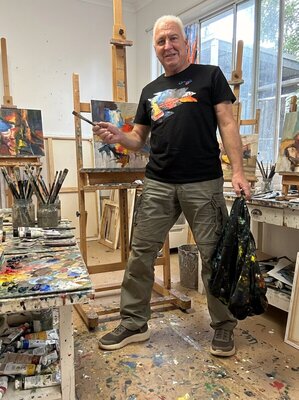 Francesc ORENCH dans le studio: “Concibo la pintura como un equilibrio entre la razón y la intuición, un juego de aparición y desaparición donde la materia y el color fluyen para revelar el misterio de lo indefinido. Mi deseo no es mostrar una realidad estática, sino invitar al esp