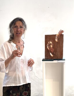 MARINA MABE BERTAGNIN in the Studio: Nel bene e nel male, lasciamo attorno a noi una traccia delle nostre scelte... nelle persone che incontriamo.. nei sorrisi che doniamo, nei progetti che favoriamo. Ogni occasione si può rivelare preziosa, come un seme... sta a noi essere terra fertil