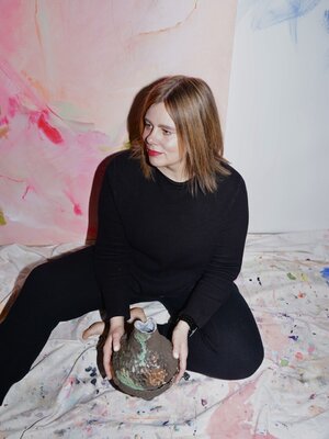 Anastasia Pris en el estudio: Im Studio, mit Keramik Art Objekt