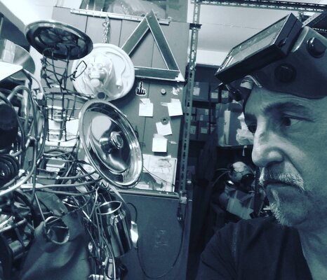 Cavalieri Marco in de studio: il momento magico della creazione..