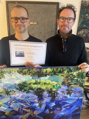 Luke Hey in de studio: In the studio with a client presenting art work and certificate of Authenticity