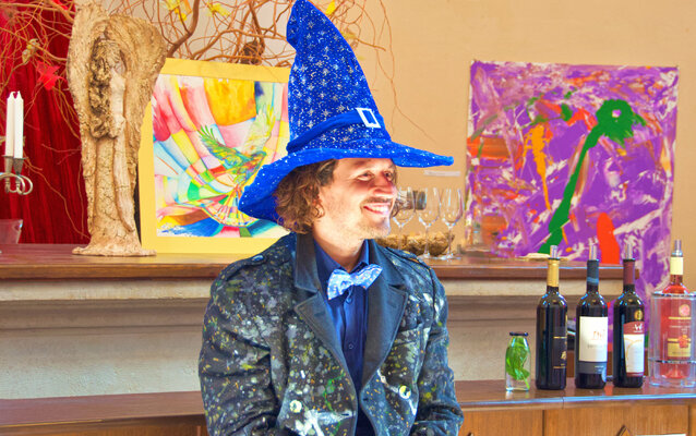 Teo Sirio Sica dans le studio: Me reading a welcome poem to my opening exhibition of "MagiColor", in the Castle of Smolenice, Slovakia 2019