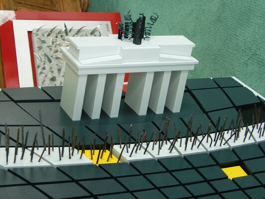 Rudi Art Peters nello studio: Wand Installation von Berlin mit dem Brandenburger Tor...gegen das Vergessen