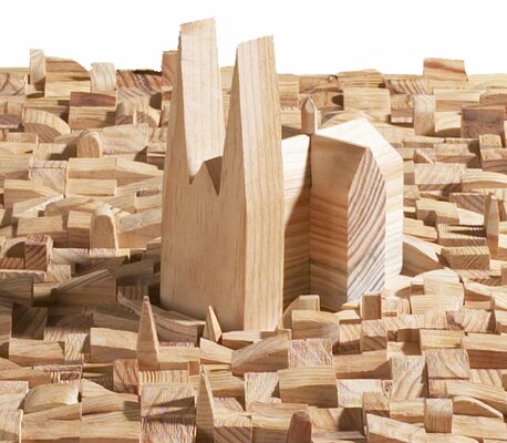 Rudi Art Peters nello studio: Kölner Dom aus Pinien Holz...Durch die unendliche Bauzeit des Domes, sind über viele Jahrhunderte die unterschiedlichsten Menschen nach Köln gekommen um mal den Dom zu sehen. Mein Herz hängt an Köln und dem Dom  und den Menschen die hier leben