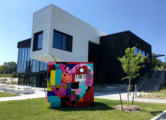 Ilaamen Pelshaw in the Studio: Omaha Summer Art Festival Mural finished