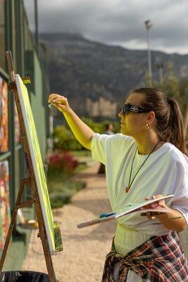 Lina Redford in de studio: Soller Tennis Club Live painting performance for The Good Circle, Mallorca