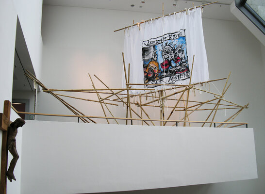 Andreas Gleich nello studio: Installation BOAT. Exhibition Haus am Dom / Frankfurt Main 2011. Photo from the workbook "GRENZERFAHRUNG - Fluchtziel Europa". Release date 2023.