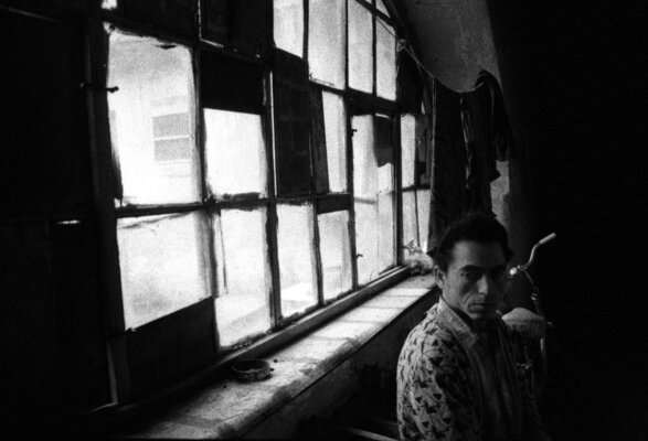Andreas Gleich nello studio: ROMA refugee in Slovakia. Photo from the workbook "GRENZERFAHRUNG - Fluchtziel Europa". Release date 2023.