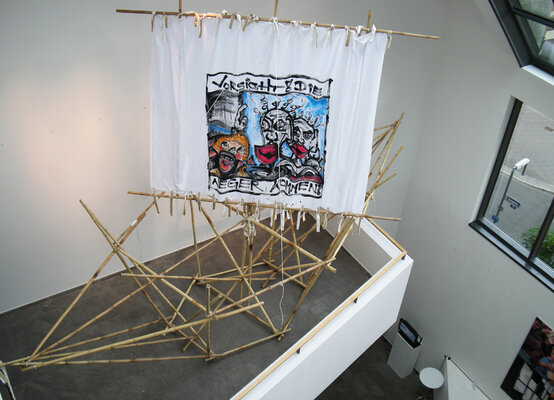 Andreas Gleich nello studio: Installation BOAT. Ausstellung Haus am Dom/Frankfurt Main 2011. Foto aus dem Werkbuch GRENZERFAHRUNG. Ab 01.12.2020 bei KICKSTARTER. Erscheinungsdatum 2023.