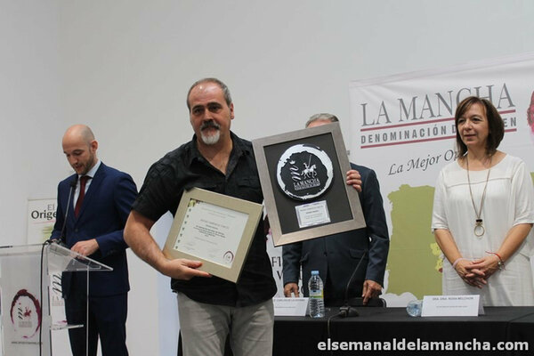 Rafael Carrascal García in de studio: Recibiendo Primer Premio de EL TOBOSO en TOLEDO. Año 2019.