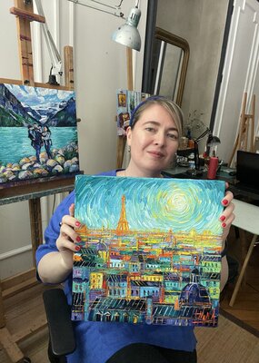 Mona Edulesco nello studio: Mona Edulesco in her studio with two commissioned oil paintings