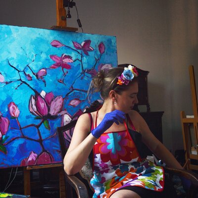 Mona Edulesco nello studio: Mona in her studio
