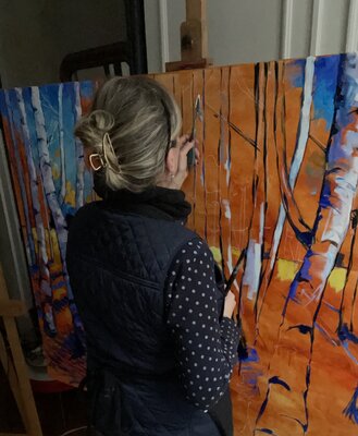 Mona Edulesco nello studio: Working on a large commissioned oil painting with aspen trees