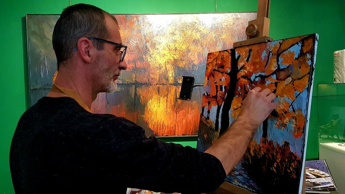 Ihor Bychkivskyy im Studio: in the process of painting