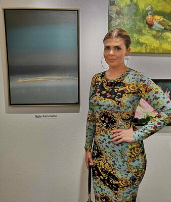 Egle Karlonaite in de studio