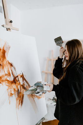 Egle Karlonaite in de studio