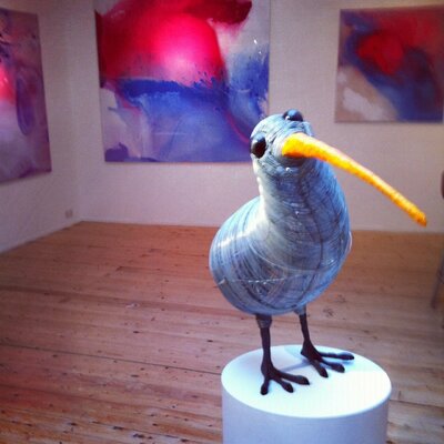 Juan Isasa dans le studio: KIWI EN UNA EXPOSICIÓN EN LONDRES (2011)