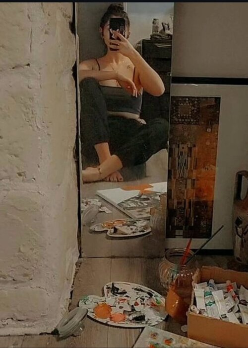 Enya Peschke su Singulart