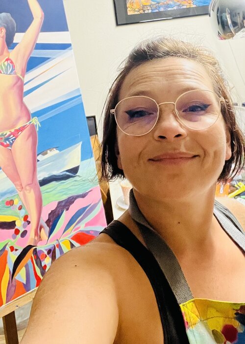 Ayolning dumba va qin Bir ayol yol chetiga siyyapti