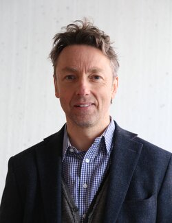 Sigue a David Studwell en Singulart