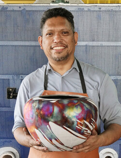 Volg Adil Ghani op Singulart