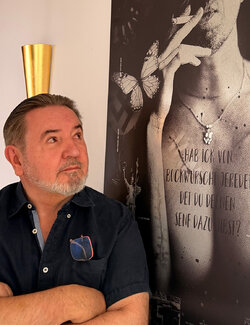 Follow Mike Baran on Singulart