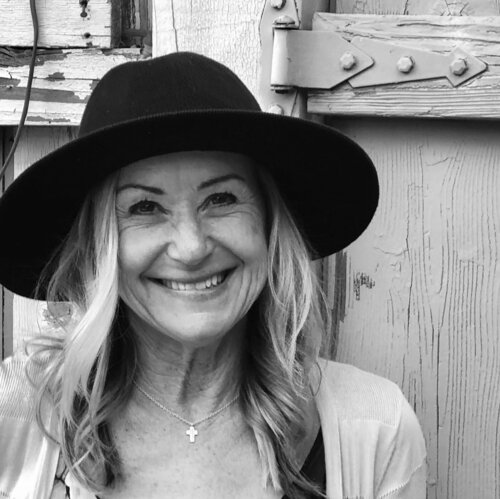 Volg Kelly Villasenor op Singulart